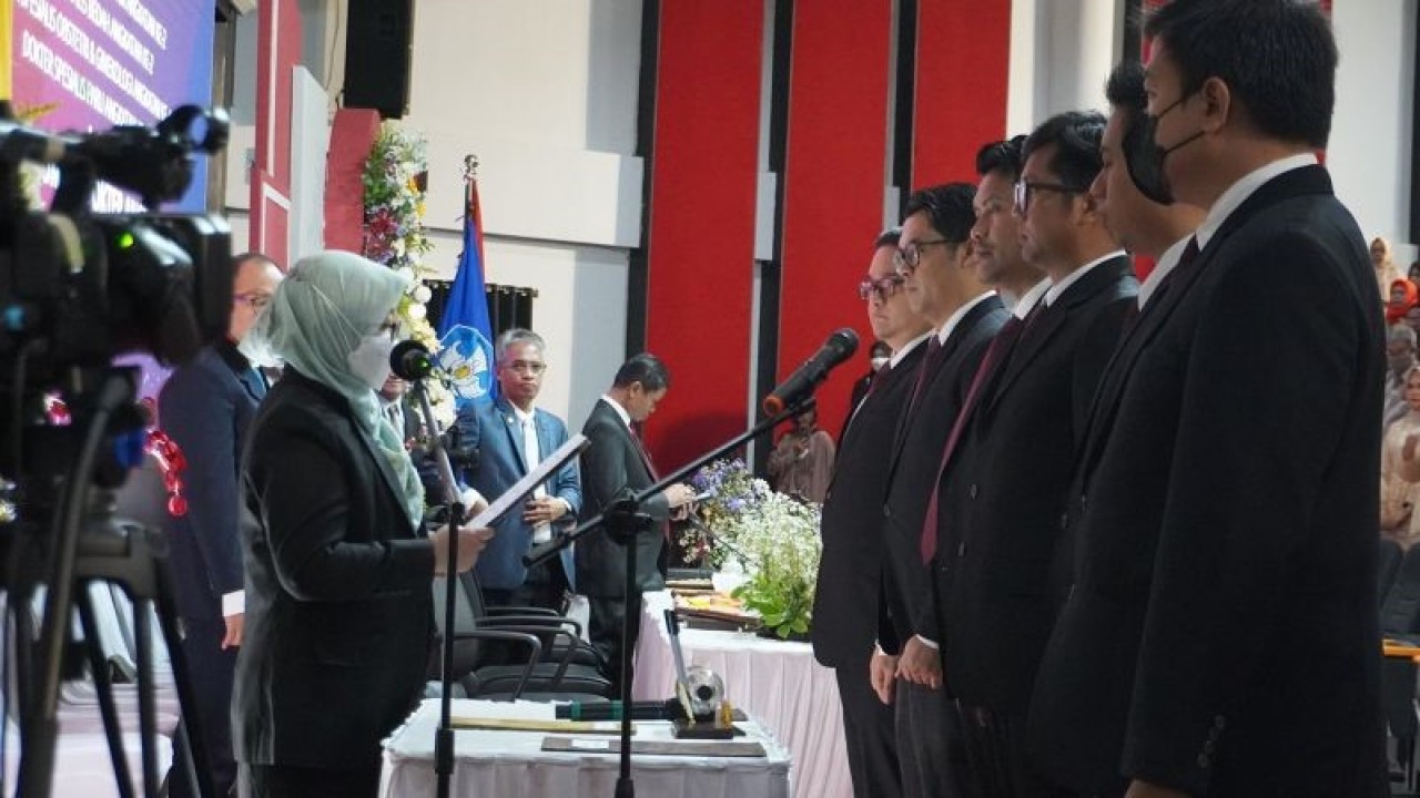 Dekan Fakultas Kedokteran ULM Istiana mengukuhkan enam dokter spesialis yang baru saja lulus.(ANTARA/Firman)