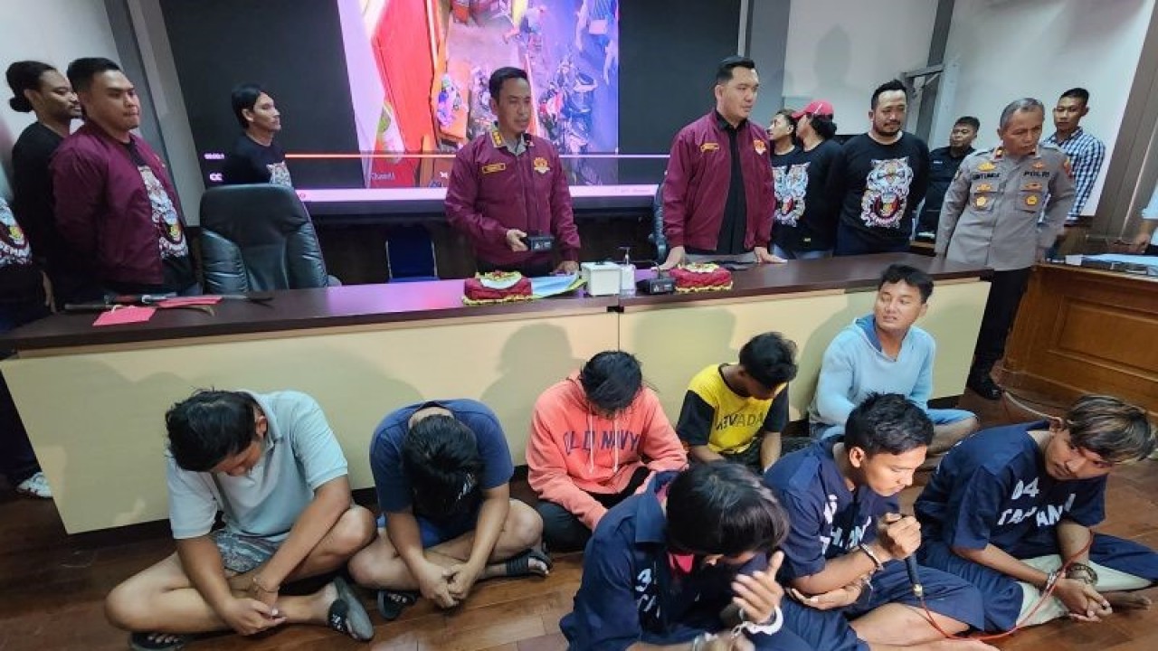 Delapan pelaku penyerangan dihadirkan saat pers rilis di Polrestabes Semarang, Selasa. (ANTARA/ I.C.Senjaya)