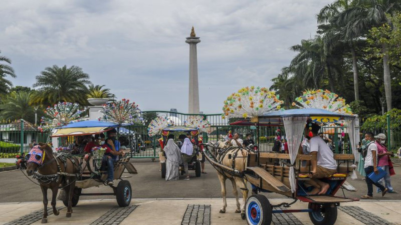 Arsip Foto- Warga naik delman di kawasan luar Monumen Nasional (Monas), Jakarta, Selasa (3/5/2022). ANTARA FOTO/Galih Pradipta/nym.