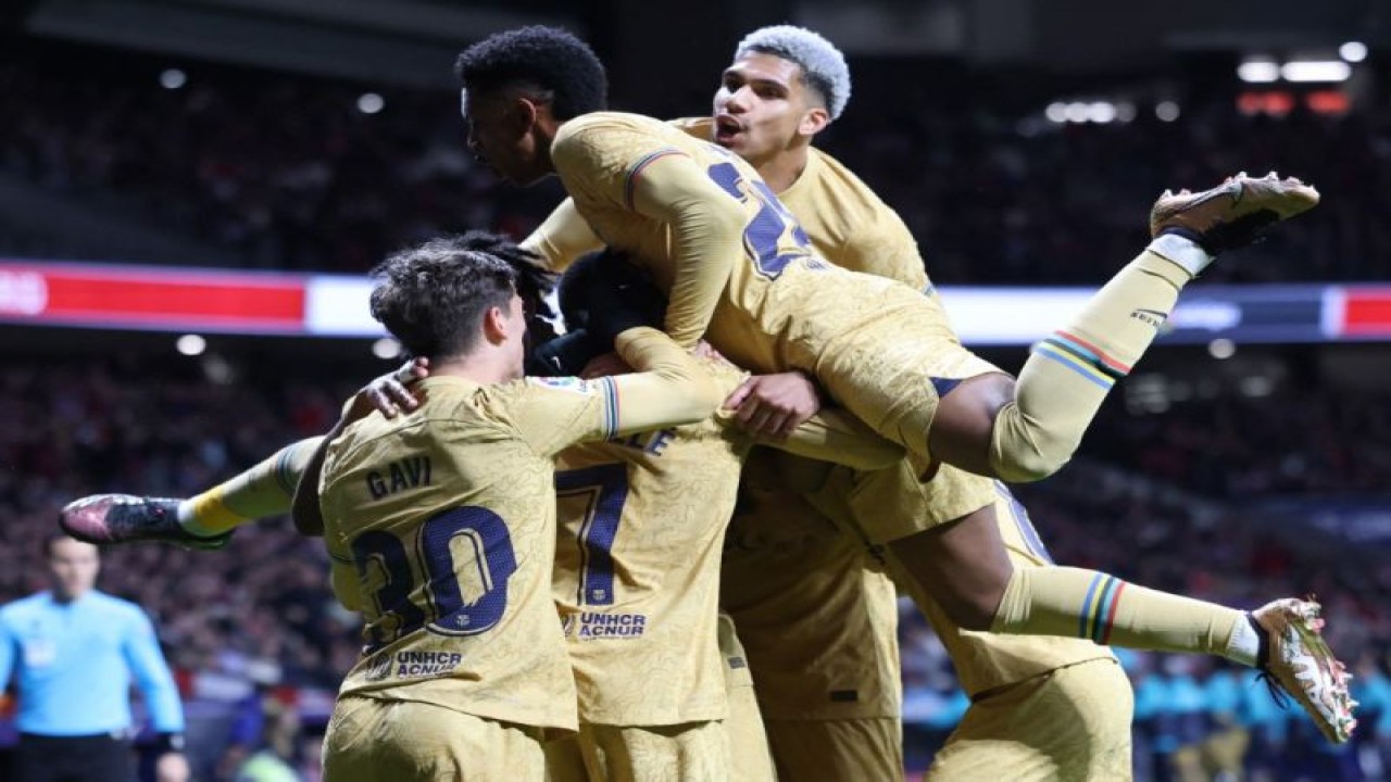 Para pemain Barcelona merayakan gol yang dicetak Ousmane Dembele dalam pertandingan LaLiga antara Club Atletico de Madrid dan FC Barcelona di Stadion Wanda Metropolitano di Madrid pada 8 Januari 2023. (AFP/PIERRE-PHILIPPE MARCOU)