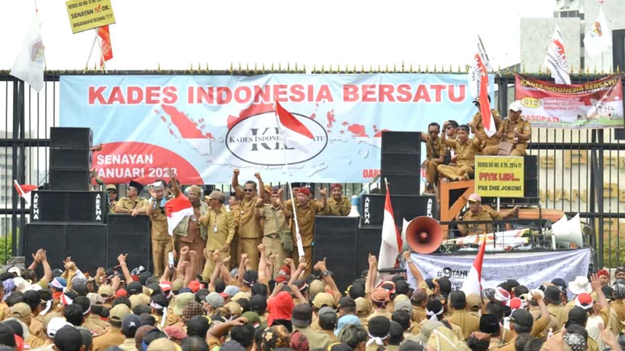 Kepala desa demonstrasi. (Net)