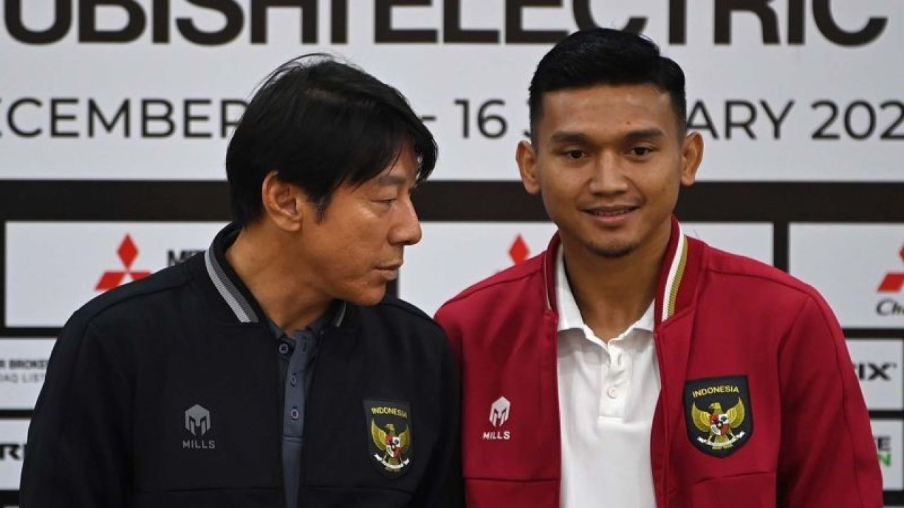 Pelatih Tim Nasional Indonesia Shin Tae-yong (kiri) didampingi pesepak bola Dendy Sulistyawan (kanan) berbicara usai menyampaikan keterangan kepada wartawan dalam sesi konferensi pers jelang pertandingan leg 2 babak semi final Piala AFF 2022 di gedung Federasi Sepak Bola Vietnam (VFF), Hanoi, Minggu (8/1/2023). ANTARA FOTO/Aditya Pradana Putra/aww.