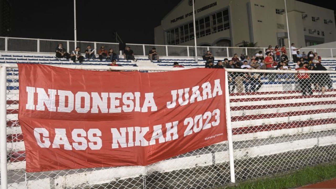 Suporter Timnas Indonesia memberikan dukungan saat laga lanjutan Grup A Piala AFF 2022 melawan timnas Filipina di Rizal Memorial Stadium, Manila, Filipina, Senin (2/1/2023). ANTARA FOTO/Akbar Nugroho Gumay/ws