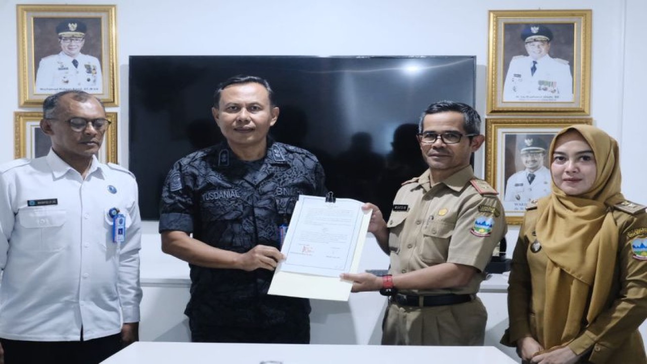 Kepala BNN Garut AKBP Deni Yusdanial (kedua kanan) bersama Kepala Diskominfo Garut Muksin didampingi Kepala Bidang Informasi dan Komunikasi Publik Yeni Yunita usai penandatangan Memorandum of Understanding (MoU) untuk penyebaran informasi terkait Pencegahan dan Pemberantasan Penyalahgunaan dan Peredaran Gelap Narkotika dan Prekursor Narkotika (P4GNPN) di Gedung Command Center Garut, Kabupaten Garut, Jawa Barat, Senin (30/1/2023). (ANTARA/Feri Purnama)