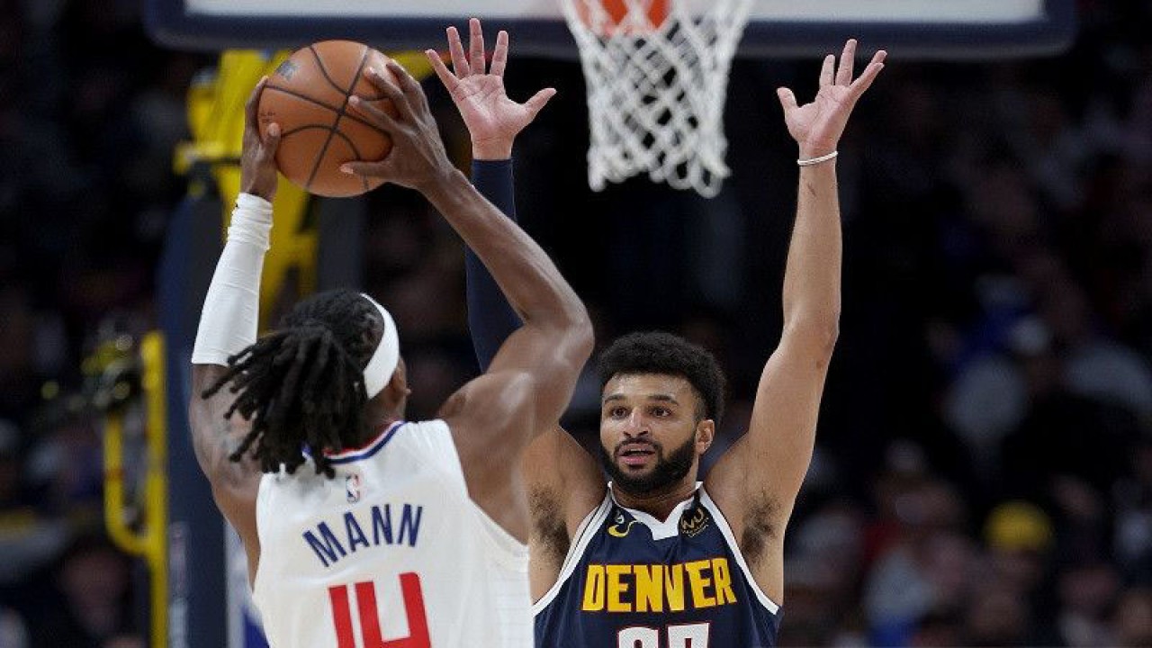 Bintang Denver Nuggets Jamal Murray (kanan) mengawal ketat pergerakan pebasket Los Angeles Clippers Terance Mann yang tengah menguasai bola dalam gim lanjutan NBA di Ball Center, Colorado, Amerika Serikat, Kamis (5/1/2023) waktu setempat. (ANTARA/AFP/GETTY IMAGES/Matthew Stockman)