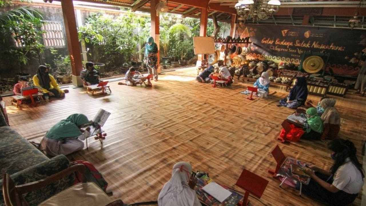 Arsip Foto. Sejumlah siswa belajar menggunakan fasilitas WiFi gratis di kompleks Perumahan Depok Mulya 1, Depok, Jawa Barat. (ANTARA FOTO/Asprilla Dwi Adha/foc)