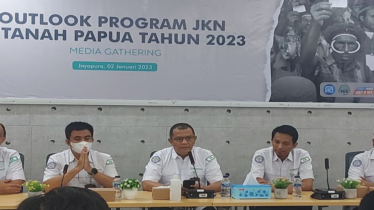 Deputi Wilayah Papua dan Papua Barat Budi Setiawan saat memberikan penjelasan di Jayapura, Senin (2/1/2023). (FOTO ANTARA/ Qadri Pratiwi)