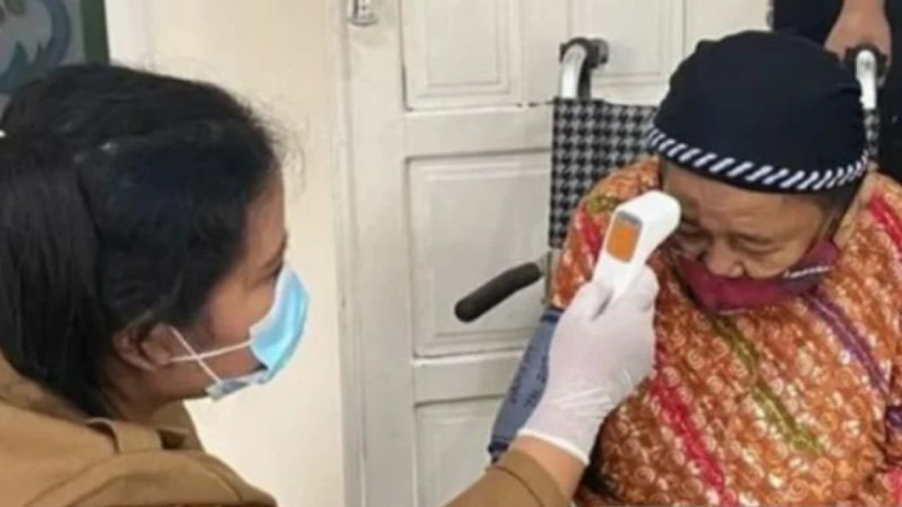 Tenaga kesehatan di Kalsel saat memeriksa suhu tubuh masyarakat untuk deteksi COVID-19. (ANTARA/HO)