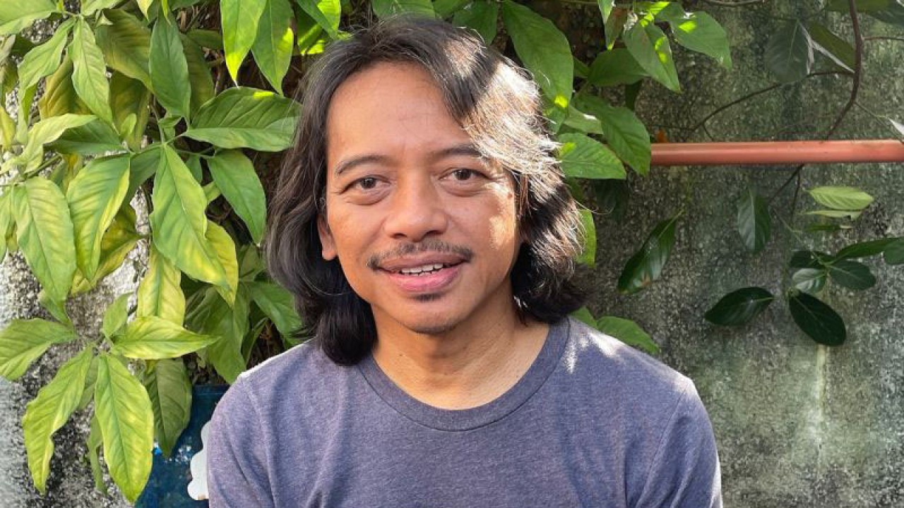 Gitaris Gigi Dewa Budjana saat dijumpai di Dikolam Cafe Kemang, Jakarta Selatan, Jumat (6/1/2023) (ANTARA/Lifia Mawaddah Putri)
