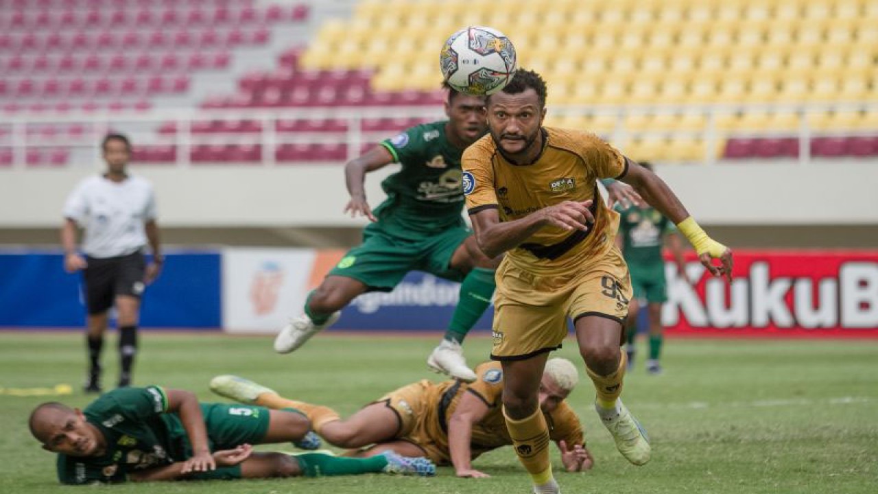 Arsip- Pesepak bola Dewa United FC Lucas Ramos De Oliveira (kanan) berebut bola dengan pesepak bola Persebaya Surabaya Altalariq Erfa Aqsal Ballah (kedua kanan) dan Dendy Maulana Abdulhak (kiri) pada pertandingan BRI Liga 1 di Stadion Manahan, Solo, Jawa Tengah, Sabtu (24/12/2022). ANTARA FOTO/Mohammad Ayudha/rwa.
