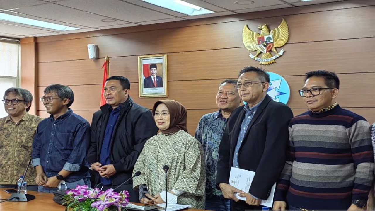 Ketua Dewan Pers Ninik Rahayu (tengah), Ketua Komisi Hubungan Antar Lembaga dan Luar Negeri Dewan Pers Totok Suryanto (kedua kanan) dan Ketua Komisi Pengaduan dan Penegakan Etika Pers Dewan Pers Yadi Hendriana (paling kanan) dalam acara "Jumpa Pers Perdana Ketua Dewan Pers Ninik Rahayu" di Gedung Dewan Pers, Jakarta, Selasa (17/1/2023). ANTARA/Melalusa Susthira K.