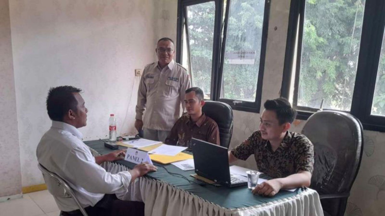 Kadiv SDM, Sosdiklih, dan Parmas pada KPU Kabupaten Bekasi Dhany Wahab Habieby (berdiri) melakukan tugas pengawasan seleksi panitia pengawas pemilu di Kabupaten Bekasi, Jawa Barat, Jumat. (ANTARA/Pradita Kurniawan Syah).