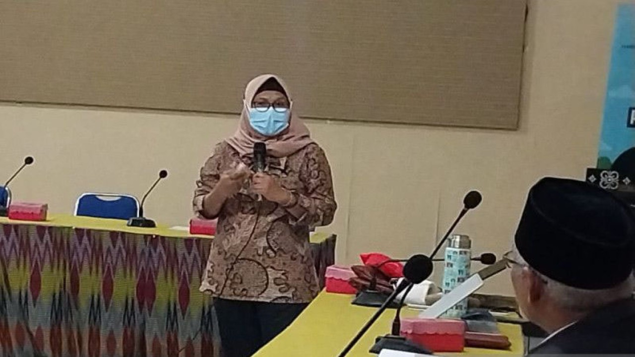 Peneliti Utama Save the Children Indonesia, Dian Aryani pada kegiatan diskusi Diseminasi Laporan Penelitian Kualitatif tentang Perkawinan Anak, Pernikahan Dini, dan Kawin Paksa di NTB di Kantor Dinas Pemberdayaan Perempuan, Perlindungan Anak, Pengendalian Penduduk dan Keluarga Berencana (DP3AP2KB) NTB di Mataram, Jumat (27/1/2023). (ANTARA/Nur Imansyah).