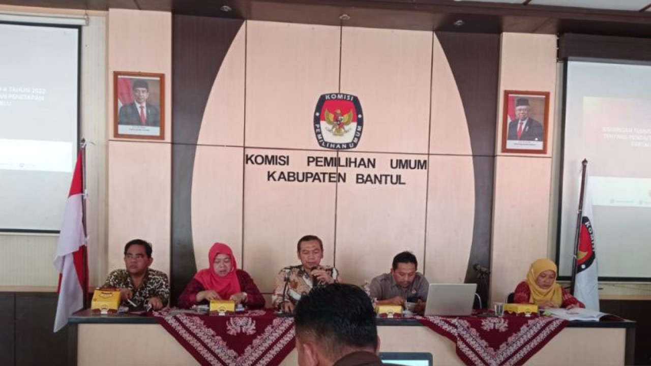 Ketua KPU Bantul Didik Joko Nugroho mengumumkan hasil tes tulis calon anggota PPS. (ANTARA/Hery Sidik)