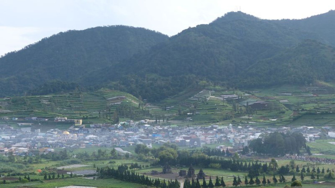 Arsip Foto. Pemandangan kawasan dataran tinggi Dieng dari Dieng Kulon, Batur, Banjarnegara, Jawa Tengah, Minggu (13/3/2022). (ANTARA FOTO/ANIS EFIZUDIN)