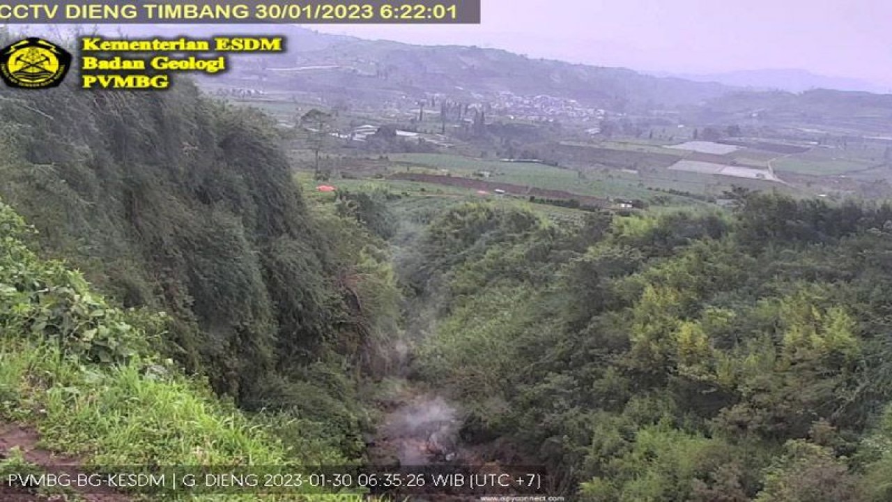 Kondisi Kawah Timbang di Dataran Tinggi Dieng, Kabupaten Banjarnegara, yang terpantau kamera pengintai (CCTV) Pos PGA Dieng PVMBG, Senin (30/1/2023), pukul 06.22 WIB. ANTARA/HO-Pos PGA Dieng