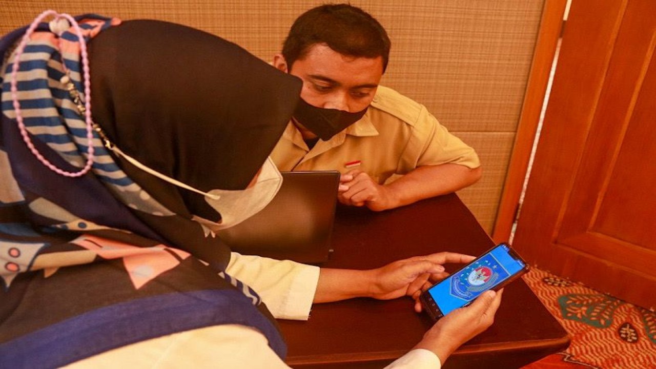 Ilustrasi - Penggunaan identitas kependudukan digital. ANTARA/HO-Humas Pemkot Yogyakartade