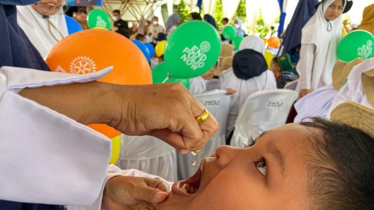 Petugas medis meneteskan vaksin polio tetes kepada anak yang ikut pencanangan Sub Pekan Imunisasi Nasional (PIN) Polio di Anjong Mon Mata Pendopo Gubernur Aceh, Kota Banda Aceh, Senin (5/12/2022). (ANTARA/Khalis Surry)
