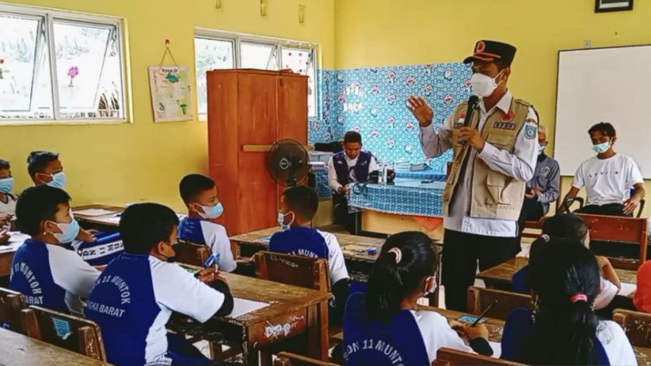 Pelaksana Tugas Kepala Dinkes Kabupaten Bangka Barat Achmad Nursyandi memberikan edukasi pola hidup bersih dan sehat di salah satu sekolah. (ANTARA/Donatus Dasapurna)