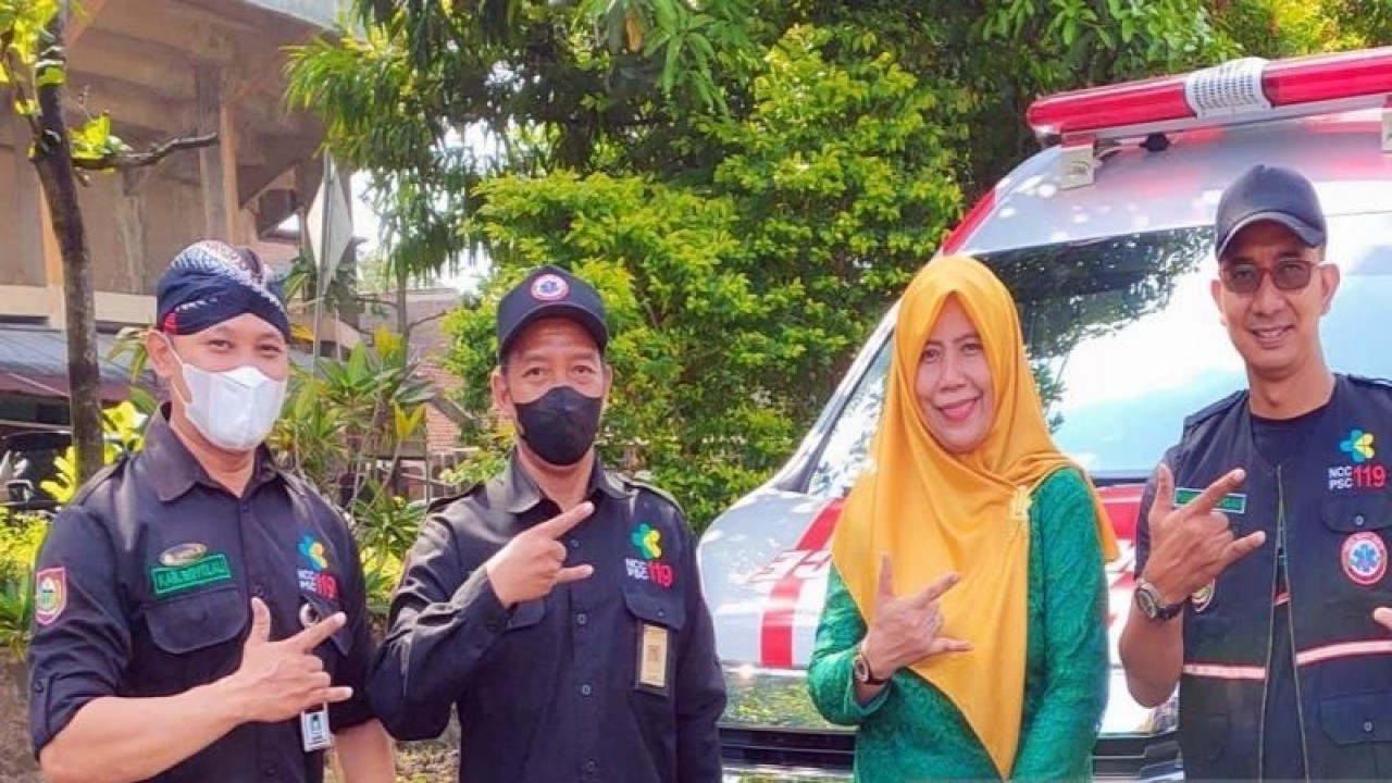 Kepala Dinkes Kabupaten Boyolali drPuji Astuti (dua dari kanan) saat menghadiri suatu acara di Alun Alun Kidul Boyolali, Jateng, Rabu (18/1/2023). FOTO ANTARA/Bambang Dwi Marwoto