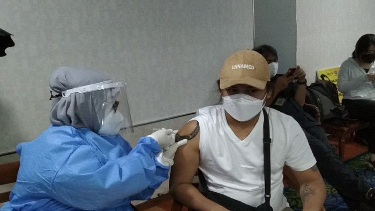 Arsip foto - Tenaga kesehatan menyuntikkan vaksin COVID-19 kepada warga pada sentra vaksinasi bersama di Balai Kota Jakarta, Selasa (21/8/2021). ANTARA/Dewa Ketut Sudiarta Wiguna