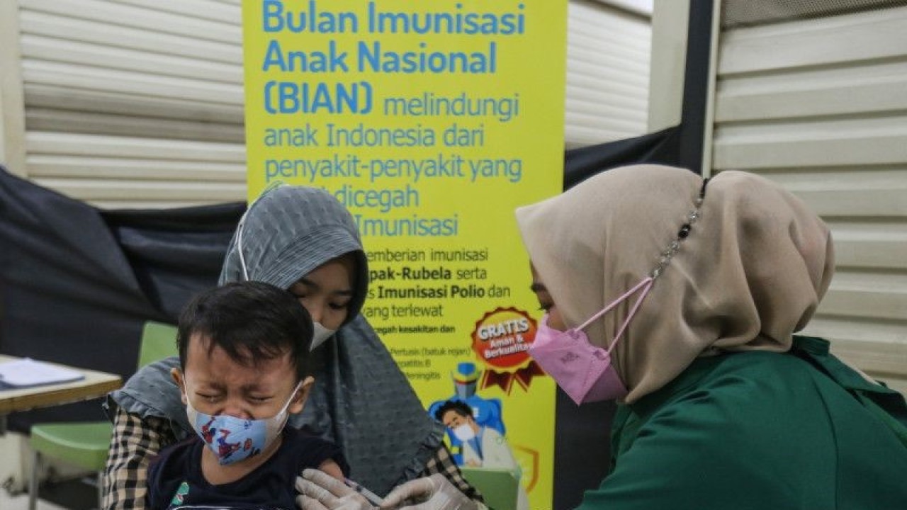 Petugas medis menyuntikan imunisasi campak rubella kepada anak di salah satu Pusat Perbelanjaan, Jakarta, Minggu (4/9/2022). ANTARA FOTO/Asprilla Dwi Adha/foc.