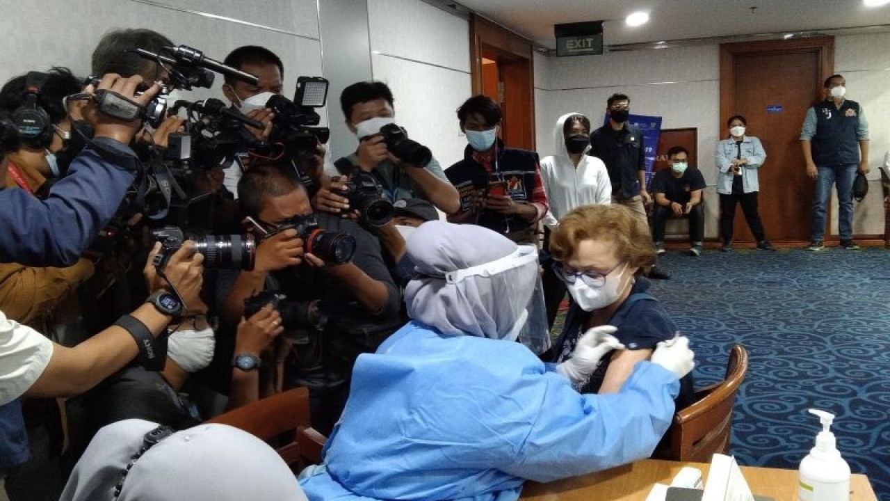 Arsip petugas menyuntikkan vaksin COVID-19 kepada warga negara asing pada vaksinasi bersama di Balai Kota Jakarta, Selasa (24/8/2021). ANTARA/Dewa Ketut Sudiarta Wiguna