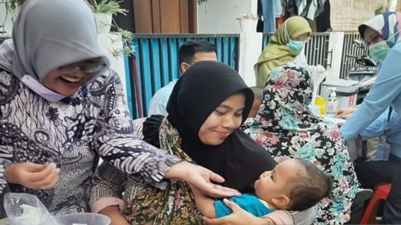 Tangkapan layar petugas kesehatan memberikan imunisasi tambahan campak rubela dalam Bulan Imunisasi Anak Nasional di Jakarta, Sabtu (13/8/2022). ANTARA/Instagram/@dinkesdki/Dewa