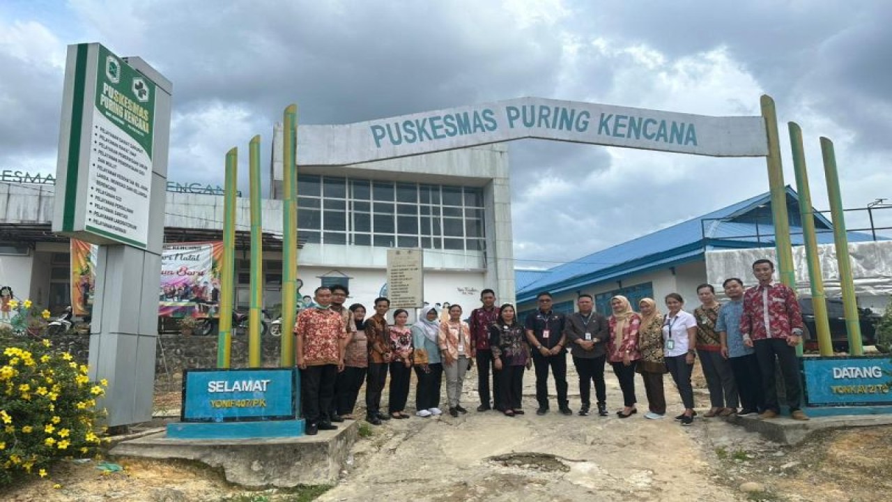 Dinas Kesehatan, Pengendalian Penduduk dan Keluarga Berencana Kapuas Hulu melakukan monitoring dan evaluasi untuk Puskesmas Puring Kencana dan Empanang, daerah perbatasan Indonesia-Malaysia, wilayah Kapuas Hulu Kalimantan Barat. ANTARA/HO-Dinkes Kapuas Hulu. (Teofilusianto Timotius)