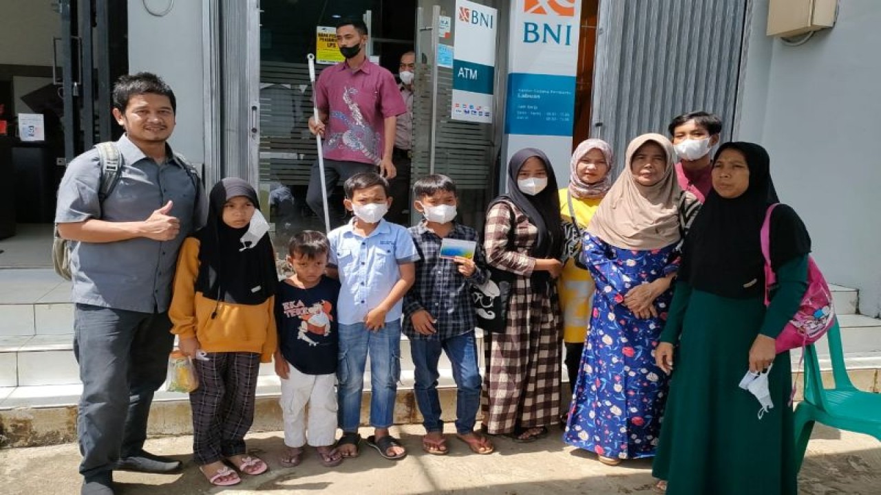 Kepala Dinas Sosial Kabupaten Panseglang, Nuriah, enyalurkan bantuan di Desa Cigeulis, Kecamatan Cigeulis, Kabupaten Pandeglang, Jumat. (Mulyana)