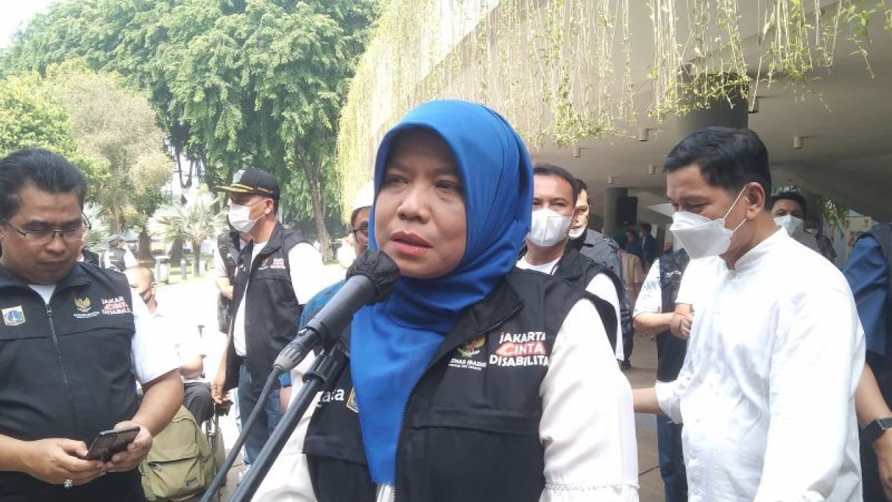 Kepala Dinas Sosial DKI Premi Lasari memberikan keterangan pers terkait bursa lowongan kerja kepada penyandang disabilitas di Lapangan Banteng, Jakarta, Sabtu (3/12/2022). ANTARA/Dewa Ketut Sudiarta Wiguna