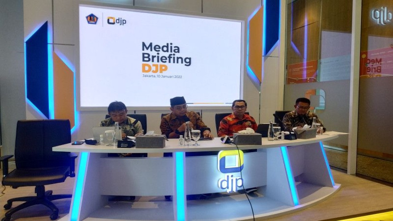 Direktur Jenderal Pajak Suryo Utomo (kedua dari kiri) dalam media briefing di Jakarta, Selasa (10/01/2023). (ANTARA/Agatha Olivia Victoria)
