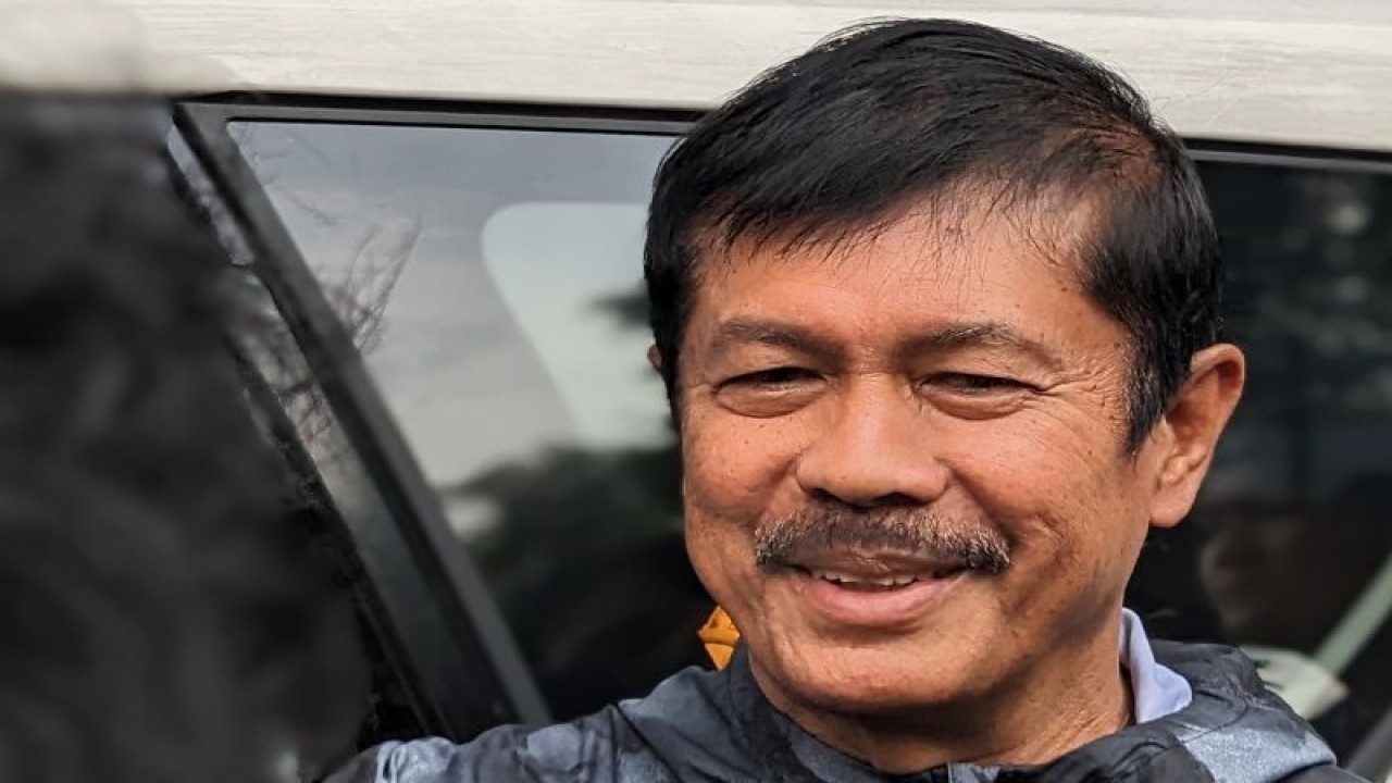 Direktur Teknik PSSI Indra Sjafri memberikan pernyataan kepada media soal masa depan pelatih timnas Shin Tae-yong kepada pewarta di GBK Arena, Jakarta, Senin (16/1/2023). (ANTARA/Michael Siahaan)