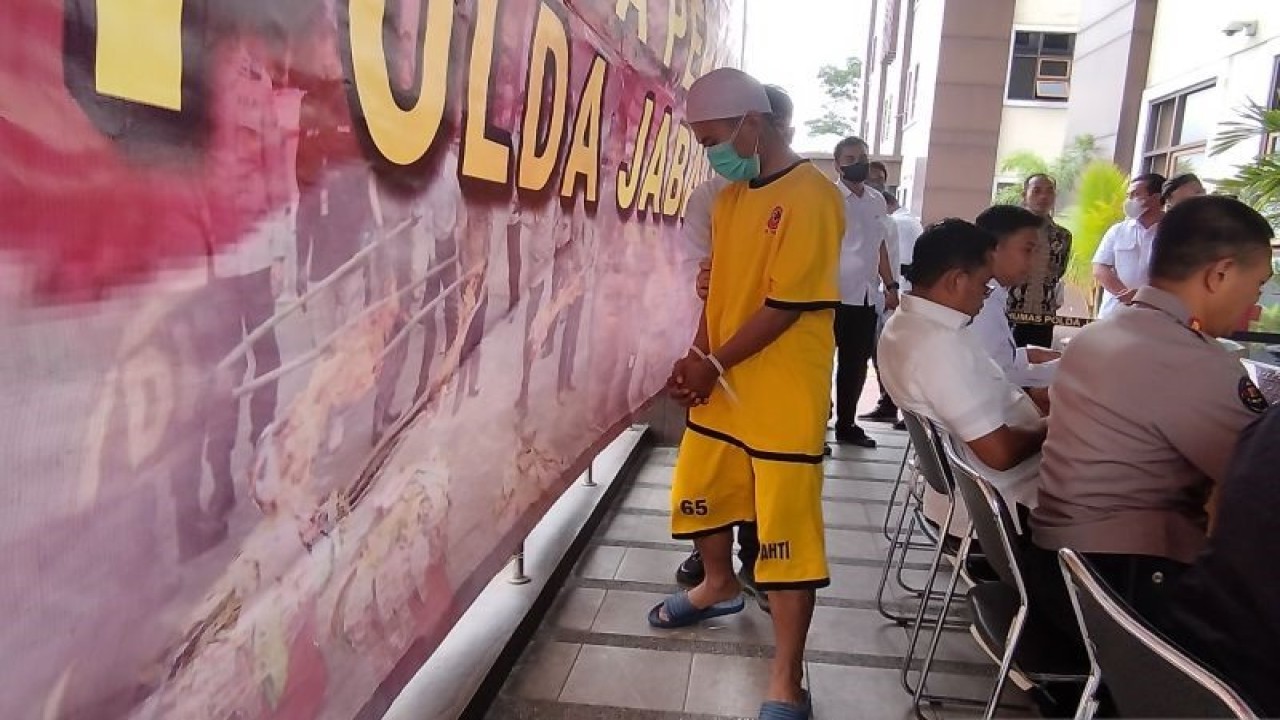 Direktur travel haji furoda ilegal berinisial RMY ditangkap di Polda Jawa Barat, Kota Bandung, Jawa Barat, Rabu (4/1/2023). (ANTARA/Bagus Ahmad Rizaldi)