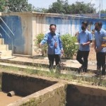 Direktur Utama (Dirut) Perumdam Tirta Darma Ayu kiri) meninjau tempat pengelolaan air bersih di Indramayu, Jawa Barat. (ANTARA/HO-Perumdam Indramayu)-1673511804