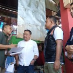 Direktur Utama PD Pasar Surya Agus Priyo (tengah) saat meninjau Pasar Kembang, Kota Surabaya beberapa hari lalu. (ANTARA/HO-DPRD Surabaya)-1673231983