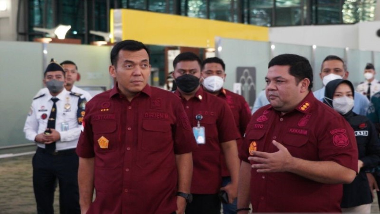 Dirjen Imigrasi Kemenkumham Silmy Karim meninjau layanan keimigrasian di Bandara Internasional Soekarno-Hatta, Tangerang, Banten, Kamis (5/1/2023). (ANTARA/HO-Humas Imigrasi)