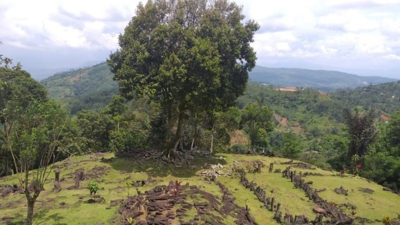 Obyek wisata Situs Meghalit Gunung Padang di Kecamatan Campaka, Cianjur, Jawa Barat, salah satu tempat wisata yang ditidak mengalami kerusakan saat gempa Cianjur. ANTARA/Ahmad Fikri