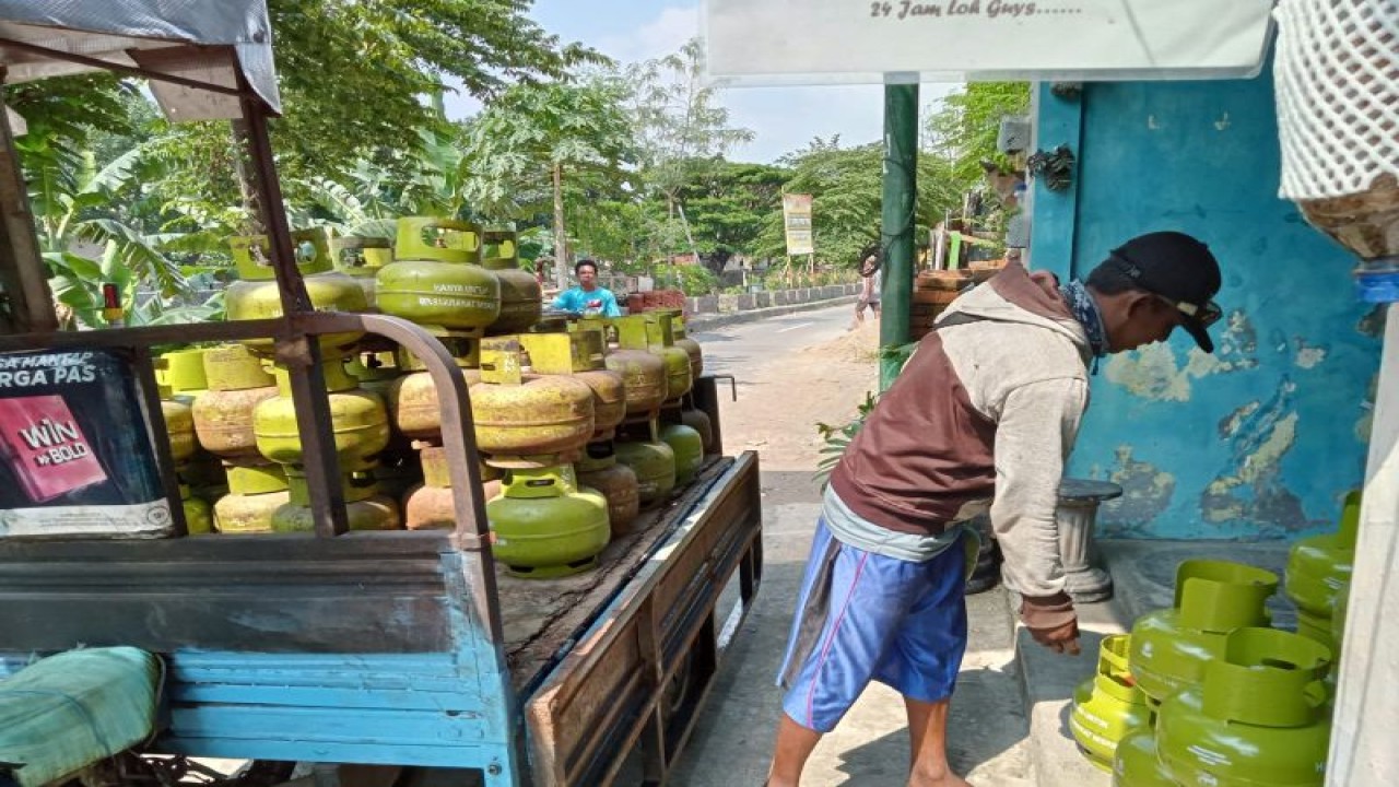Ilustrasi: seorang agen elpiji 3 kilogram di Kota Mataram, Provinsi Nusa Tenggara Barat, menurunkan pesanan ke pengecer. (Foto: ANTARA/Nirkomala)