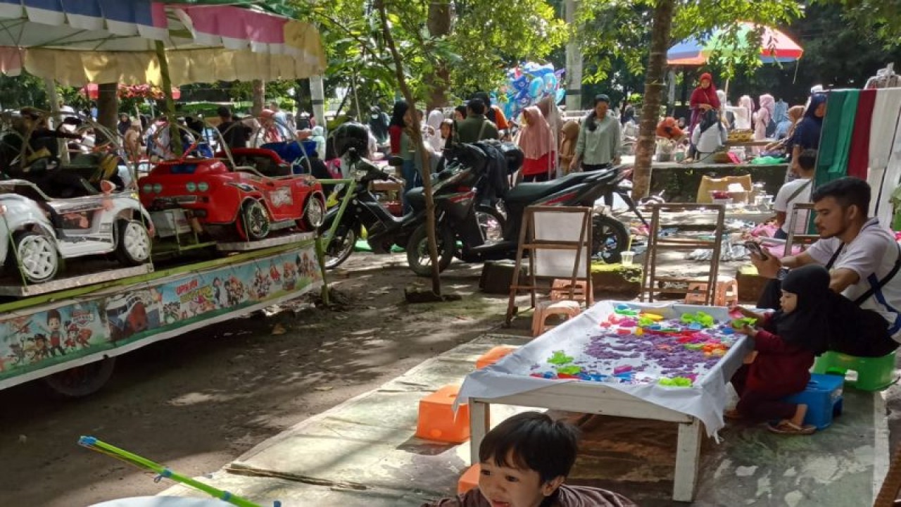 Sejumlah pedagang kaki lima (PKL) di areal kawasan Taman Udayana Kota Mataram, Provinsi Nusa Tenggara Barat. ANTARA/Nirkomala