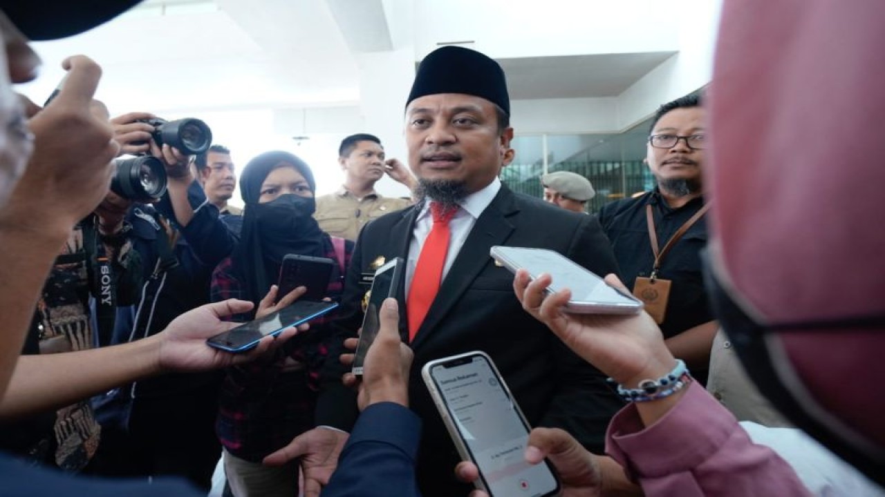 Gubernur Sulsel Andi Sudirman Sulaiman memberikan keterangan mengenai gagasannya terkait program literasi Al Quran dalam pembentukan karakter siswa di daerah itu. FOTO ANTARA/HO-Humas Pemprov Sulsel