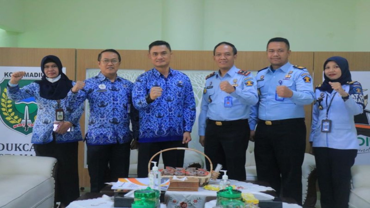 Kepala Lapas Pemuda Kelas IIA Madiun Ardian Nova Christiawan bersama jajaran menggelar pertemuan dengan jajaran Dinas Kependudukan dan Catatan Sipil (Dukcapil) Kota Madiun, Selasa (17/1/2023), terkait perekaman data KTP elektronik warga binaan pemasyarakatan (WBP) lapas setempat untuk kebutuhan Pemilu 2024. ANTARA/HO-Humas Lapas Pemuda Madiun