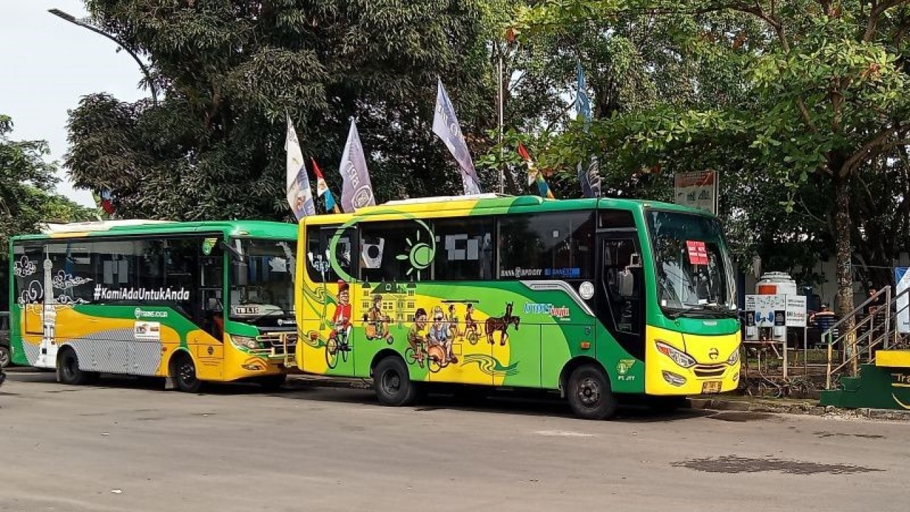 Bus Transjogja yang terparkir di Terminal Palbapang Kabupaten Bantul, Daerah Istimewa Yogyakarta. (ANTARA/Hery Sidik)