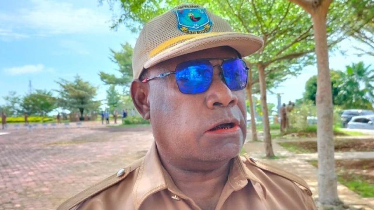 Kepala Disnakertrans Provinsi Papua Barat Frederik Saidui saat diwawancarai di Manokwari, Papua Barat, Selasa (17/1/2022). ANTARA/Fransiskus Salu Weking