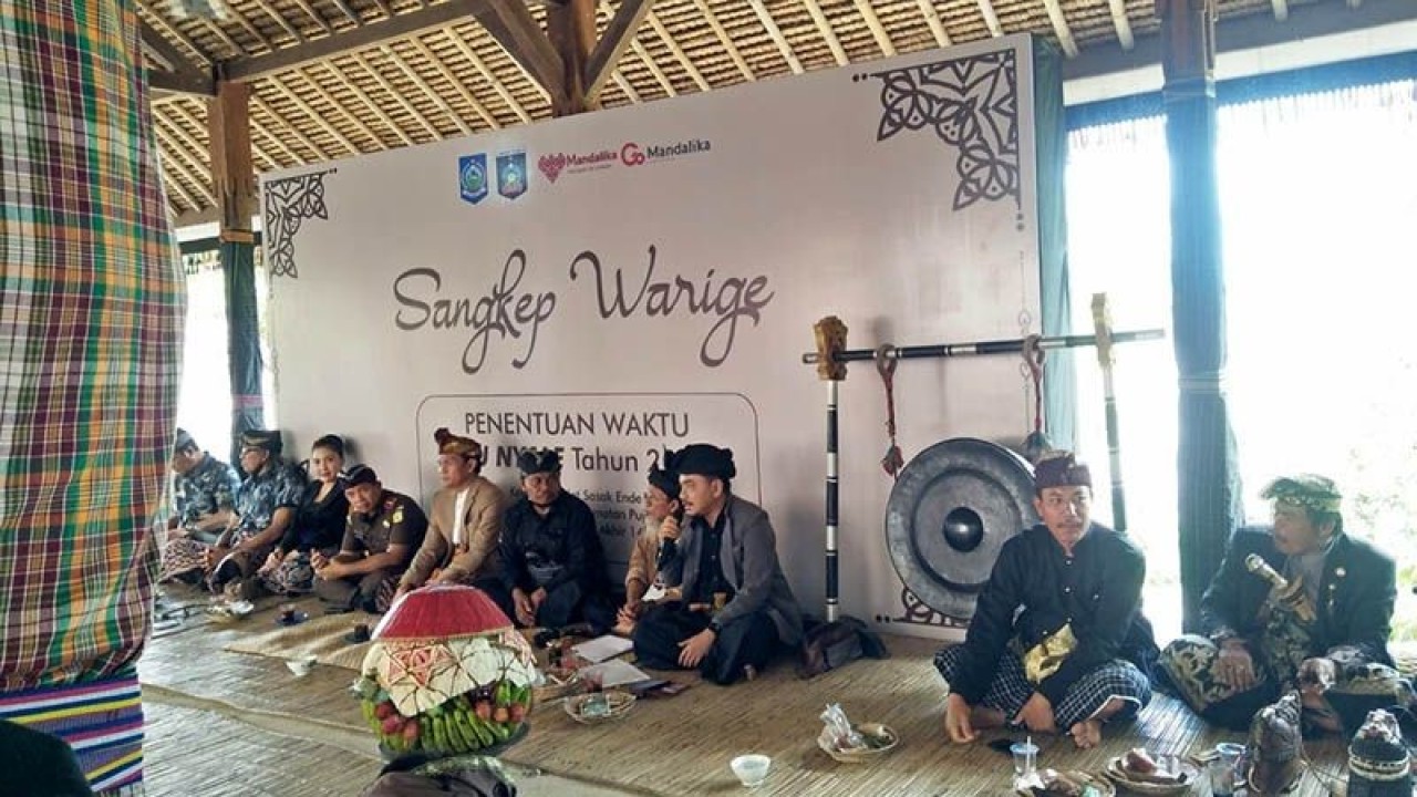 Acara sangkap warige penentuan puncak Bau Nyale 2023 di Desa Wisata Ende, Desa Sengkol, Kecamatan Pujut, Kabupaten Lombok Tengah, Nusa Tenggara Barat, Rabu (11/1/2023). ANTARA/Akhyar/aa.