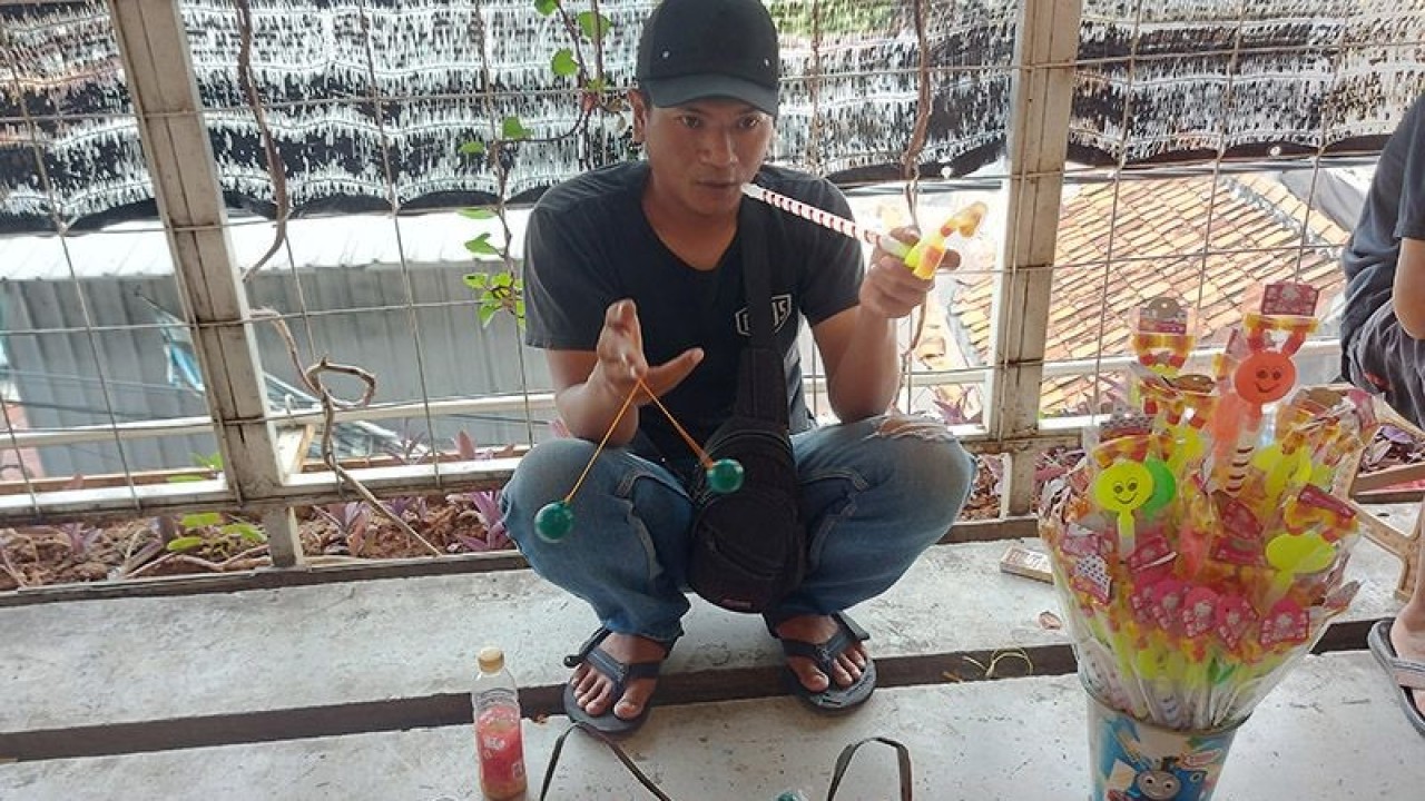 Pedagang latto-latto menjajakan produknua di Jembatan Multiguna jelang perayaan Natal 2022, Pasar Tanah Abang, Jakarta Pusat, Sabtu (24/12/2022). FOTO ANTARA/Andi Firdaus/aa.