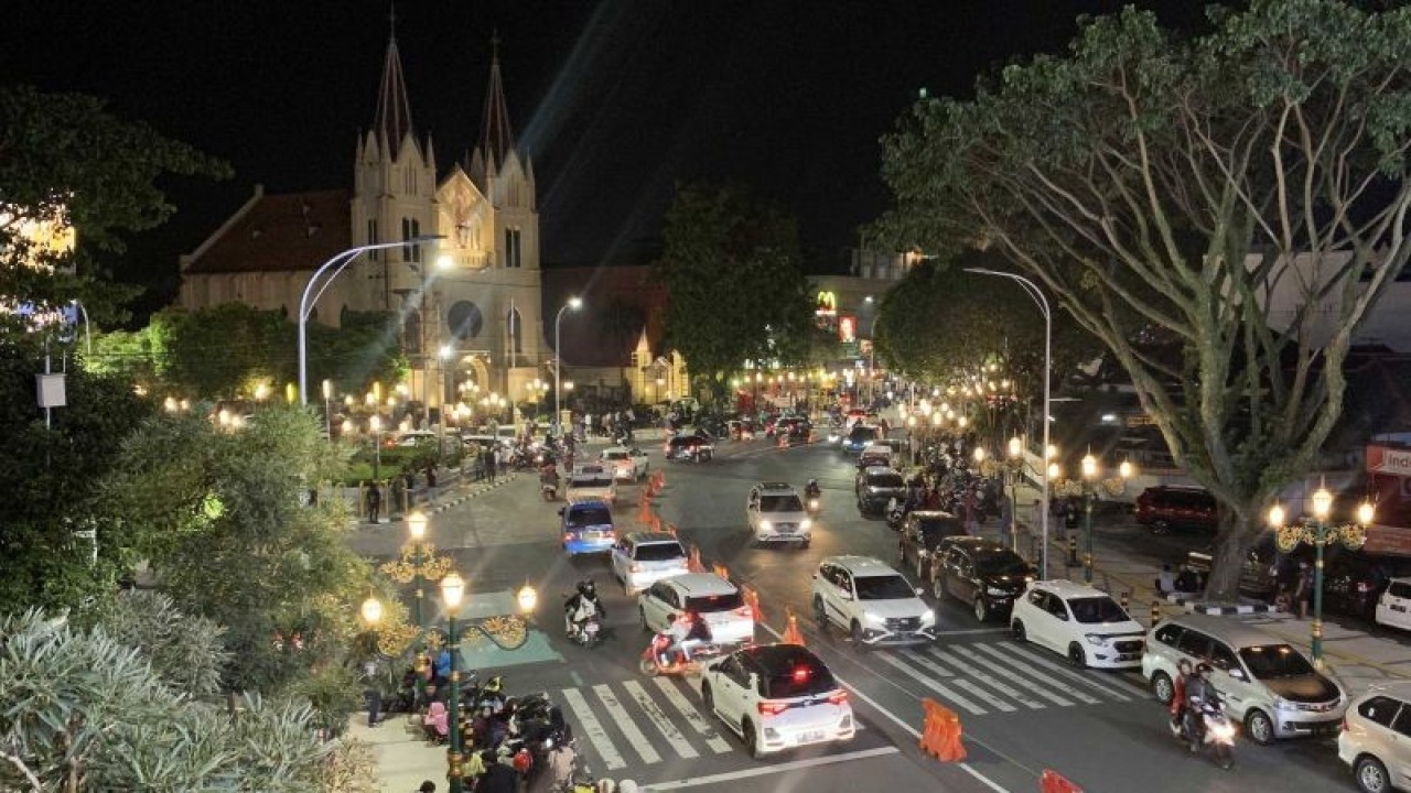 Foto arsip. Suasana di kawasan wisata Kayutangan Heritage Kota Malang, Jawa Timur, menjelang perayaan pergantian tahun, Sabtu (31/12/2022). (ANTARA/Vicki Febrianto)