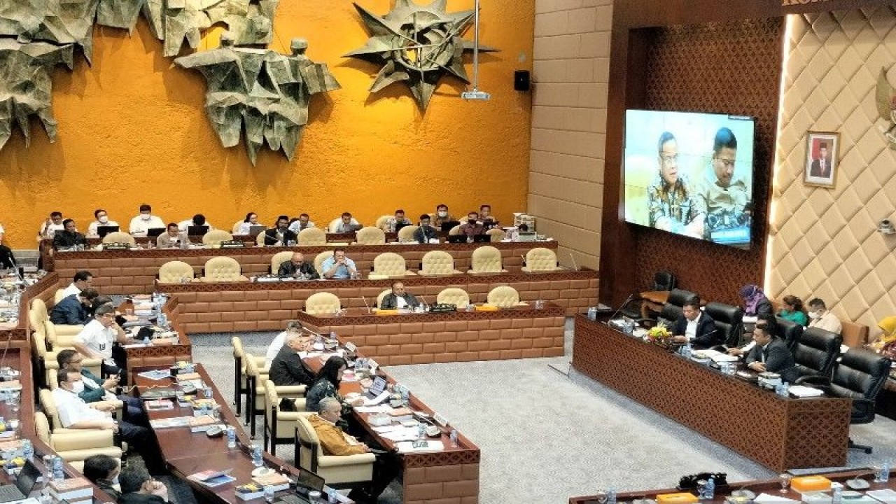 Rapat Dengar Pendapat Direktur Jenderal Cipta Karya, Direktur Jenderal Bina Marga, Direktur Jenderal Pembiayaan Infrastruktur, dan Kepala BPIW Kementerian PUPR bersama Komisi V DPR RI di Jakarta, Selasa (24/1/2023) ANTARA/Aji Cakti