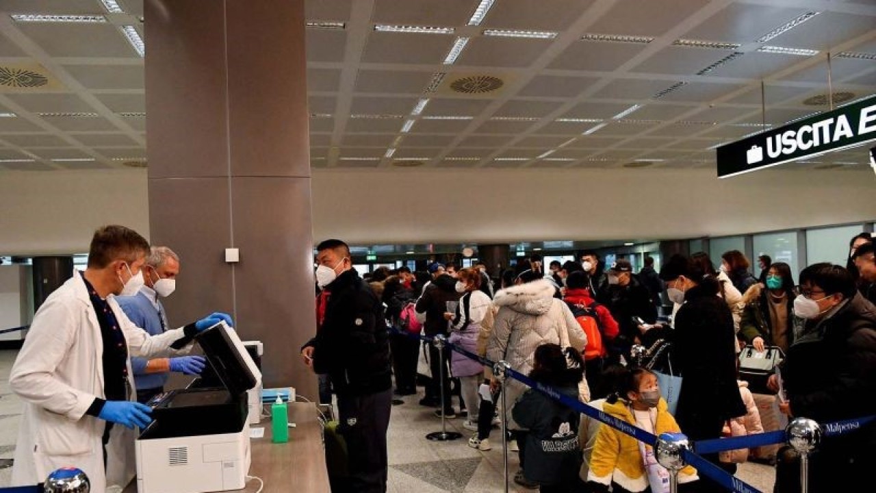 Penumpang menunggu dalam antrean, setelah Italia memerintahkan semua wisatawan dari China harus menjalani tes swab antigen COVID-19 di Bandara Malpensa di Milan, Italia, (29/12/2022). Kebijakan ini diambil sebagai antisipasi penyebaran COVID-19 yang kasusnya semakin meningkat di China. ANTARA FOTO/REUTERS/ Jennifer Lorenzini/aww.