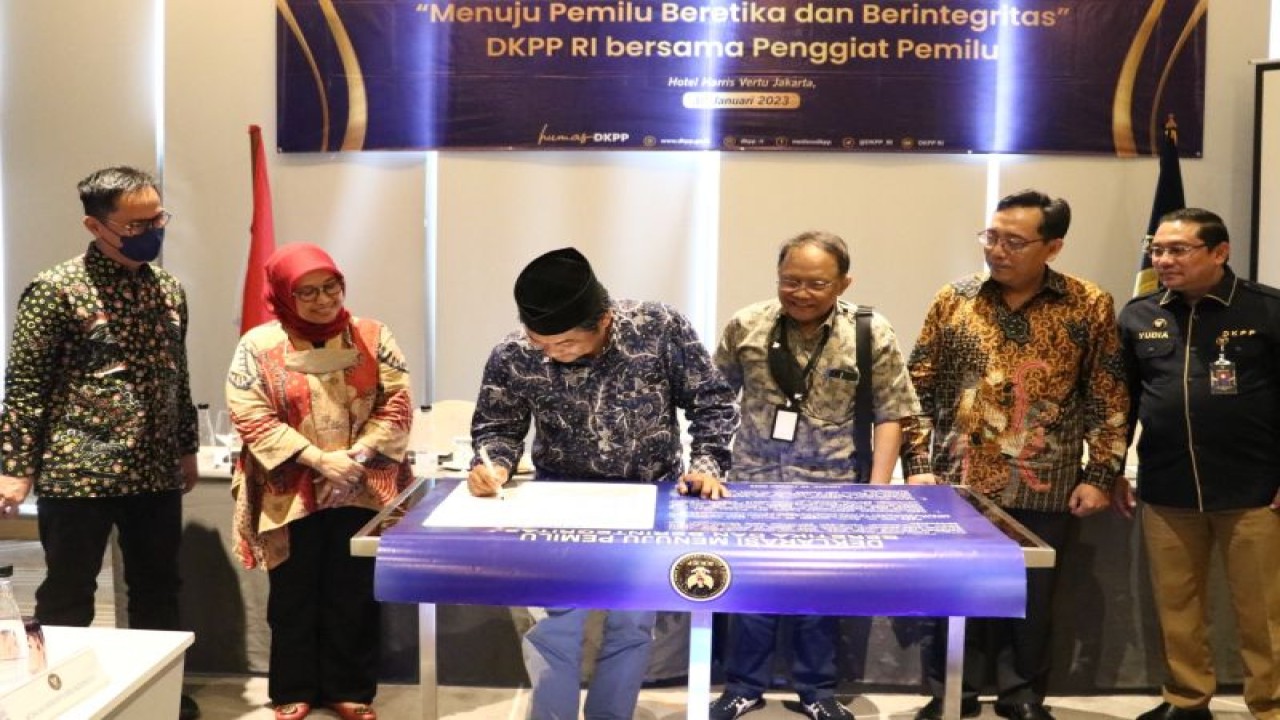 DKPP bersama 12 penggiat pemilu mendeklarasikan menuju pemilu beretika dan berintegritas untuk penyelenggaraan Pemilu dan Pilkada serentak 2024. (ANTARA/HO-DKPP)